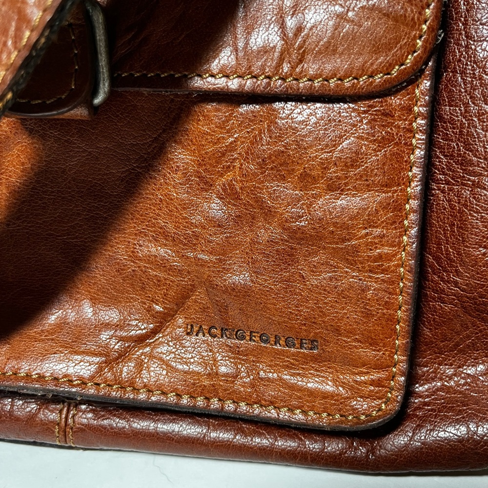 Jack George’s leather Voyager Crossbody bag - Picture 4 of 15